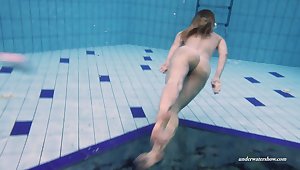 Sexy swimming babe Duna Bultihalo is stripping under the water