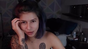 young kinky tattooed miss solo on webcam