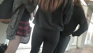 Tights that squeeze young ass