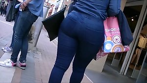 Candid big round teen ass in jeans