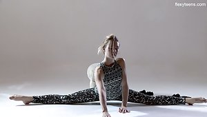Russian flexible teen Rita Mochalkina does the splits and shows yummy snatch